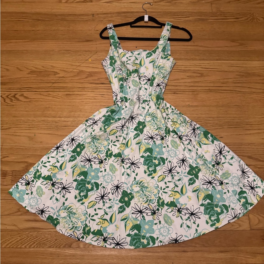 Chic Floral Midi Dress in Green and White